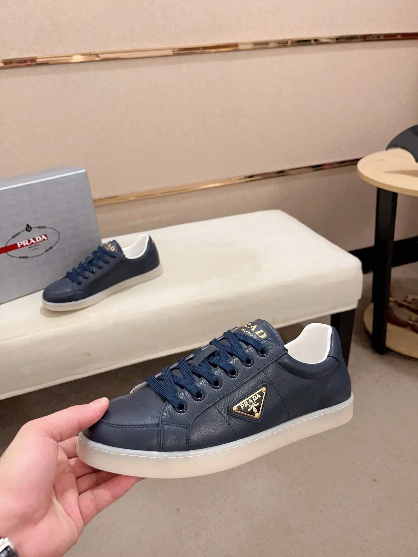 Men's shoes 💰 540💰 ✔️✔️✔️Higher version High-quality new PRADA (Prada) counters are launched at the same time. The new men's shoes and 😘 fabrics are made of high-tech glue-making technology. Lining: Full cowhide lining. 👍🏿 High-end ☄️ air-cushion molded anti-slip rubber outsole, exquisite lines, simple and elegant, comfortable and high-end for leisure travel. Code number: 38 to 44 (45 can be customized and cannot be returned or exchanged)